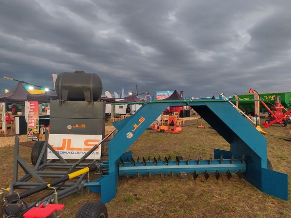 24 - Volteadora de compost 3.00 metros - Chasis rebatible